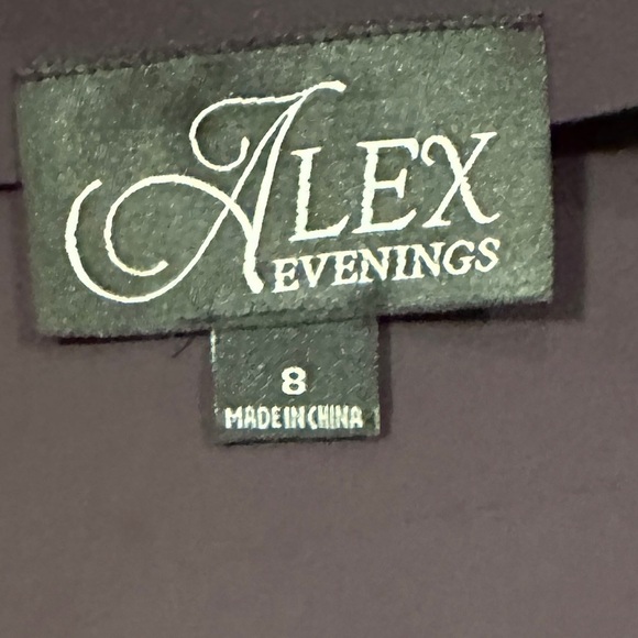 Elegant dress size 8 , wine color, bell sleeves with gathering on side hip - Picture 2 of 6